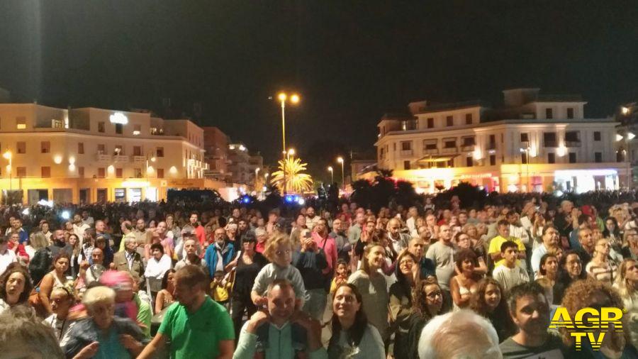 Ostia, pienone al pontile per i giochi pirotecnici di Ferragosto