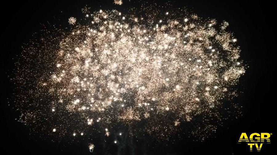 Ostia, pienone al pontile per i giochi pirotecnici di Ferragosto