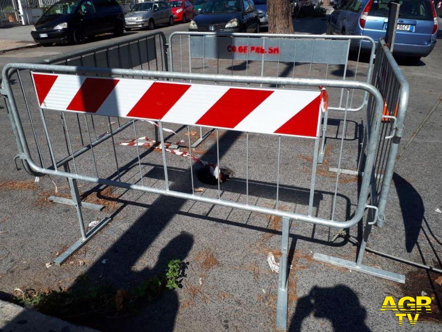 Ostia, strade colabrodo, aumentano le transenne