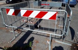 Ostia, strade colabrodo, aumentano le transenne