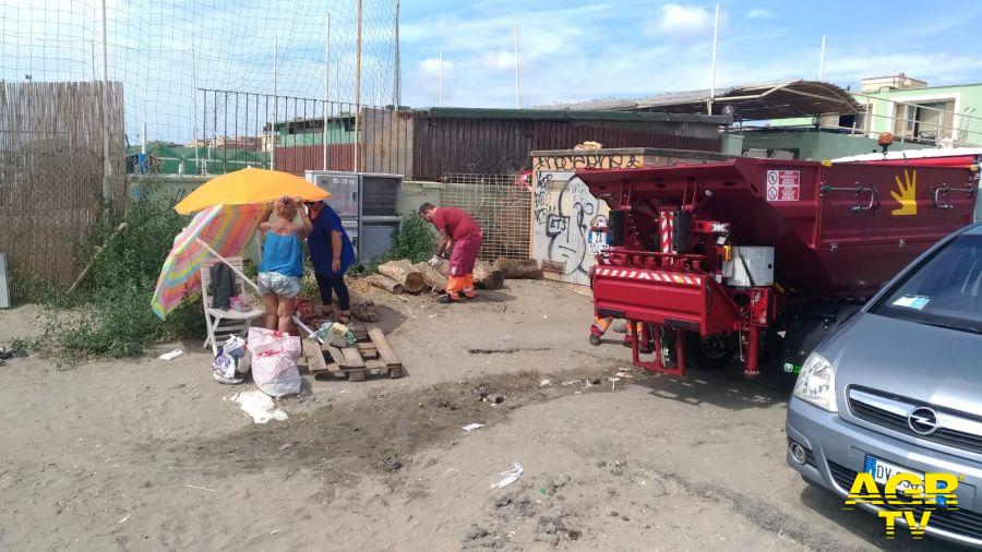 Ostia, smantellata la baracca abusiva in piazzale Magellano Ostia, smantellata la baracca abusiva in piazzale Magellano