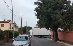 Acilia Nord - Buche e disagi in via dei Monti di San Paolo