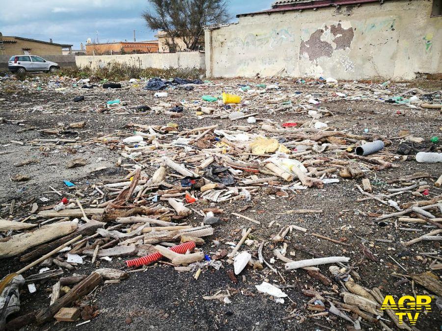 Ostia e Fiumicino, le spiagge invase dai rifiuti
