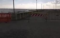 Ostia, pontile transennato dopo le mareggiate