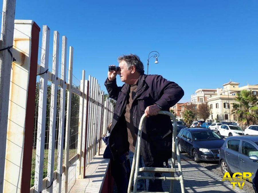 Mare d'Inverno, serve il binocolo per vedere la spiaggia ..ad Ostia