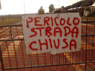 Infernetto, strade chiuse ed edifici abbandonati Infernetto, strade chiuse ed edifici abbandonati
