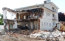 Legambiente, demolire tutte le case abusive