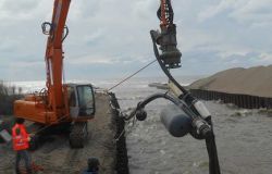 Ostia, parte dragaggio canale dei pescatori