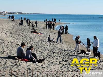 Ostia, aspettando il gelo la gente si gode il sole